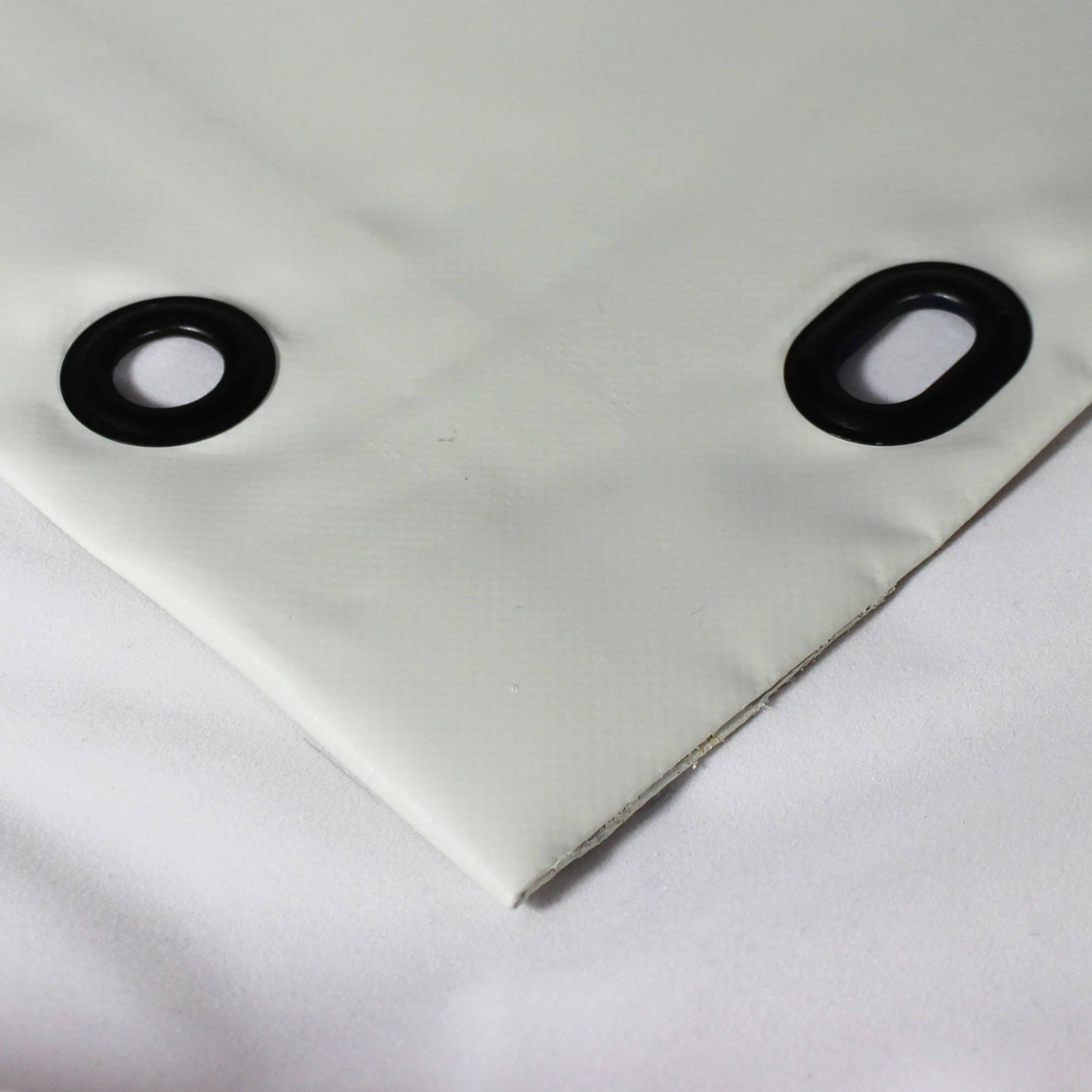 Exklusives mattes PVC mit Saum und Ösen alle 50cm, hellgrau ...
